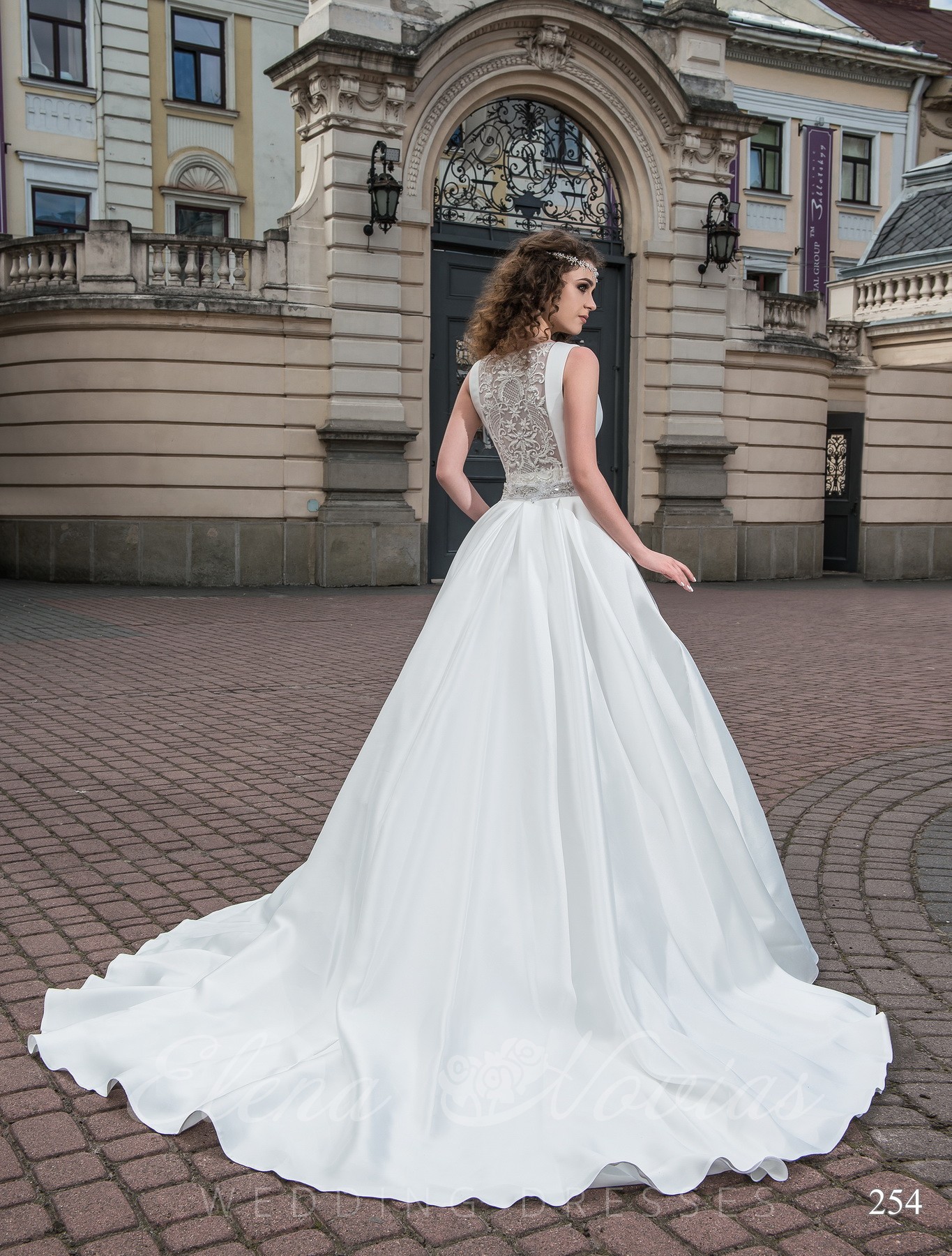 Wedding dress with a round neckline model 254